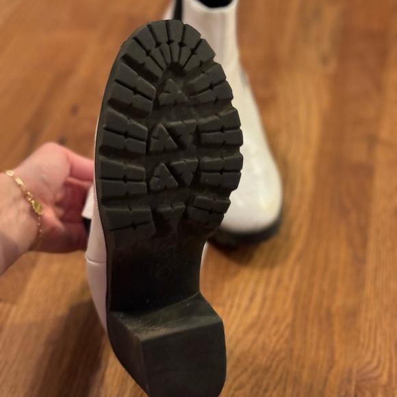 White Booties w lug sole - Picture 2 of 2